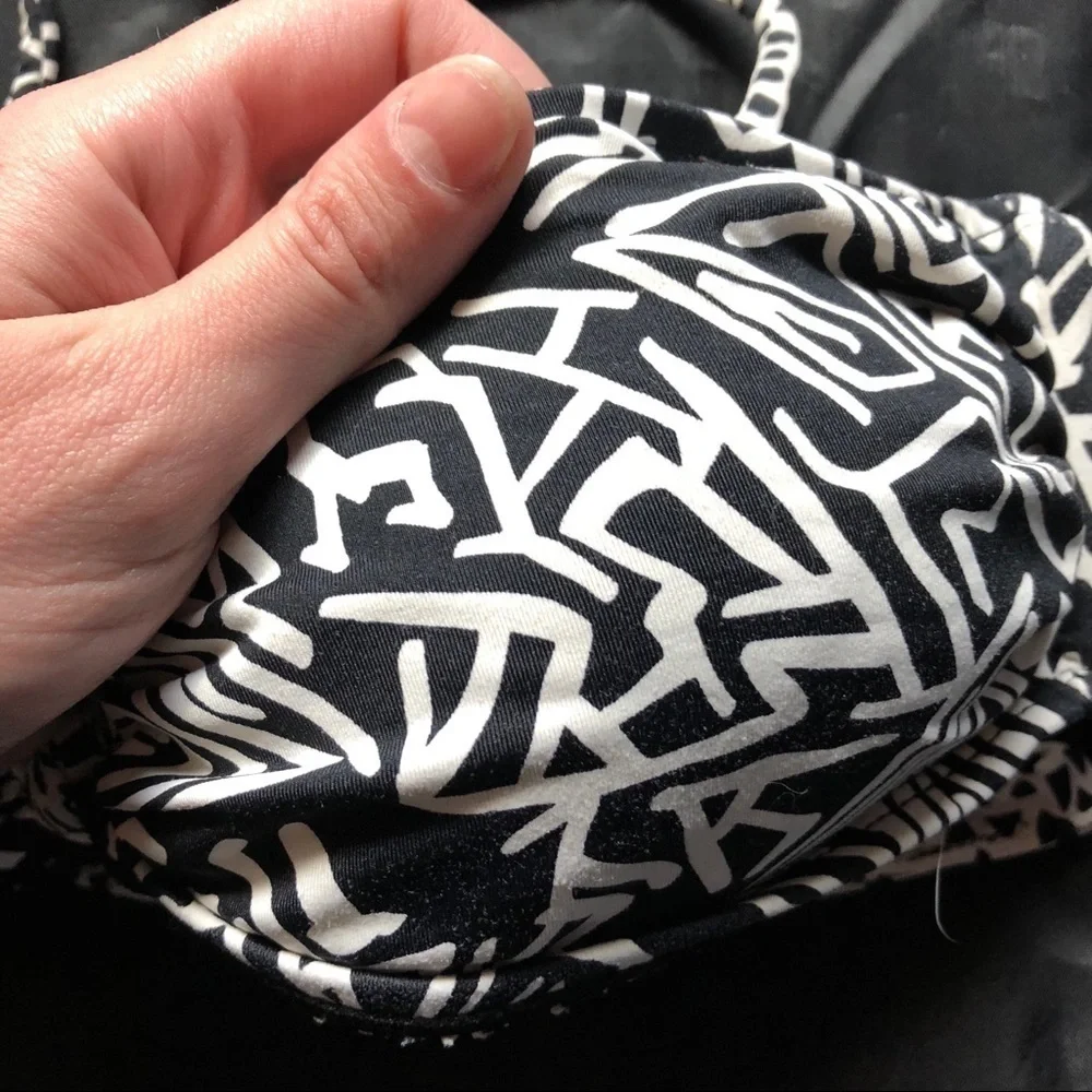 Garage Black & White Abstract Bikini Top – Size Small